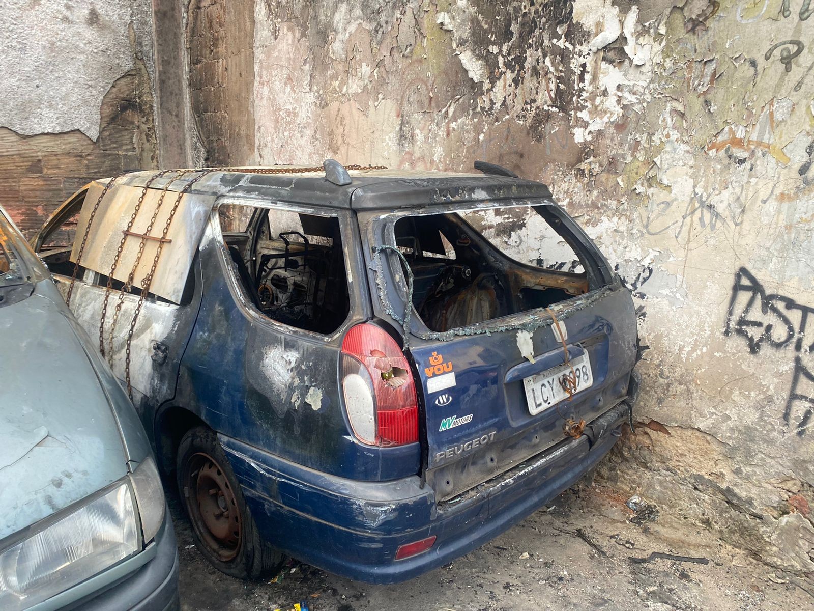 Dois carros incendiados na Rua Barão de São Francisco — Foto: Vittoria Alves/Agência O Globo