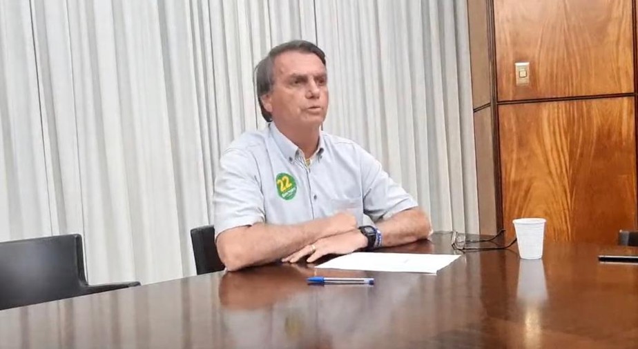 Bolsonaro abre live na madrugada de domingo para se explicar sobre fala de meninas venezuelanas