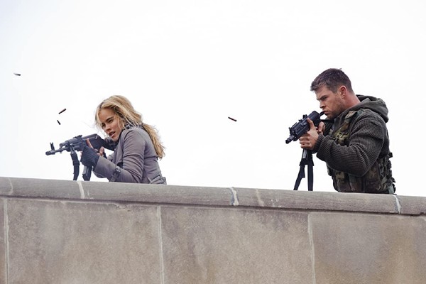 Isabel Lucas e Chris Hemsworth em cena de Amanhecer Violento (2012) (Foto: Reprodução)