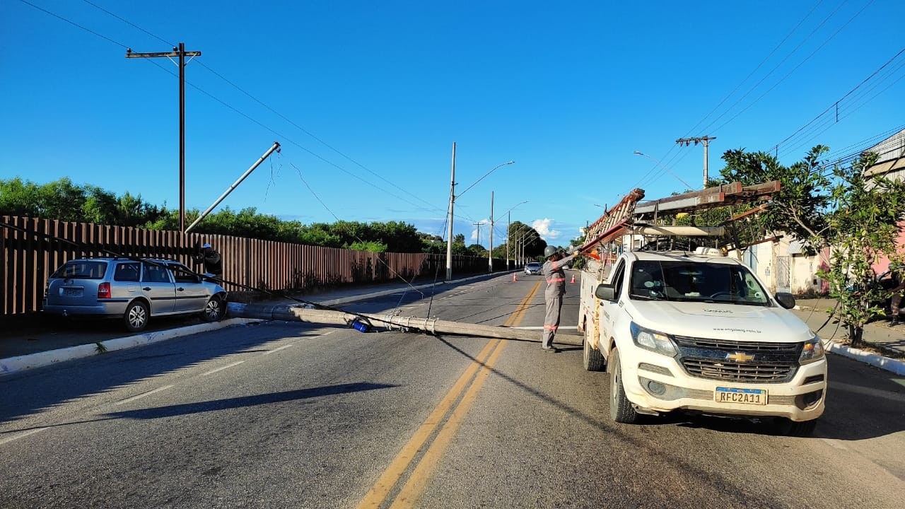 Motorista abandona carro após bater e derrubar poste em Governador Valadares