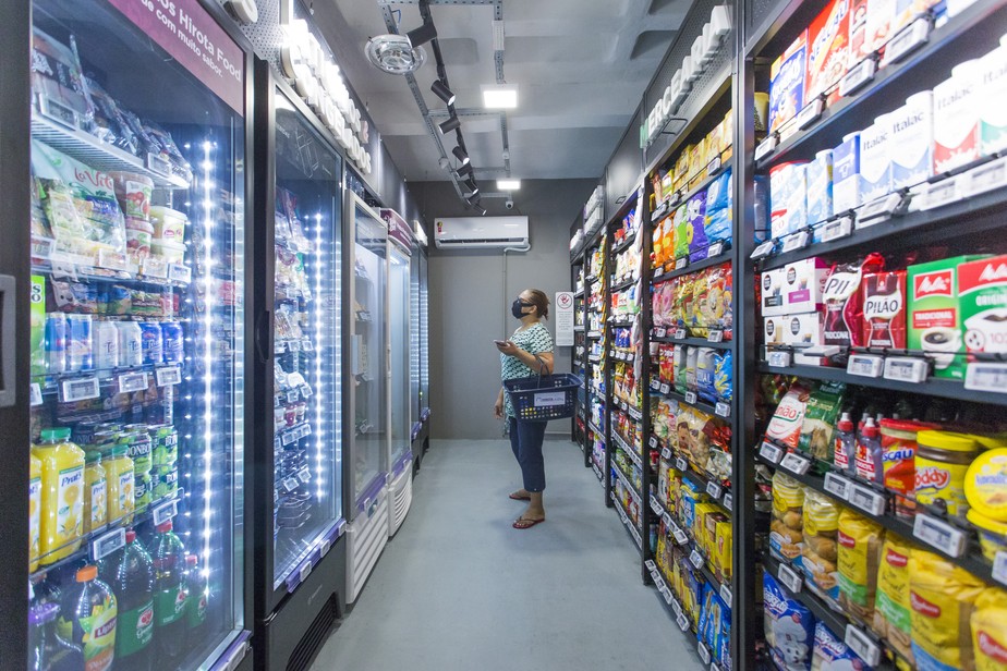 No supermercado, em tempos de inflação alta, embalagens diminuem de tamanho e ficam mais caras