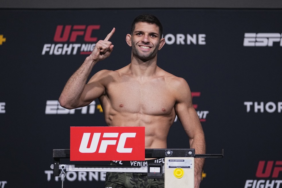 Thiago Moises bateu 70,8kg no peso-leve — Foto: Jeff Bottari/Zuffa LLC