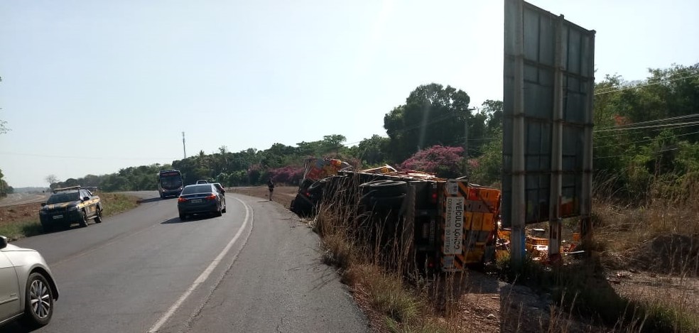 Caminhoneiro perdeu controle do veículo e tombou caminhão bitrem — Foto: Divulgação/ PRF