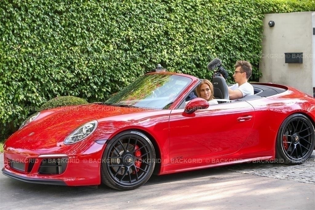 J-Lo e o Porsche de presente (Foto: Splash / BACKGRID)