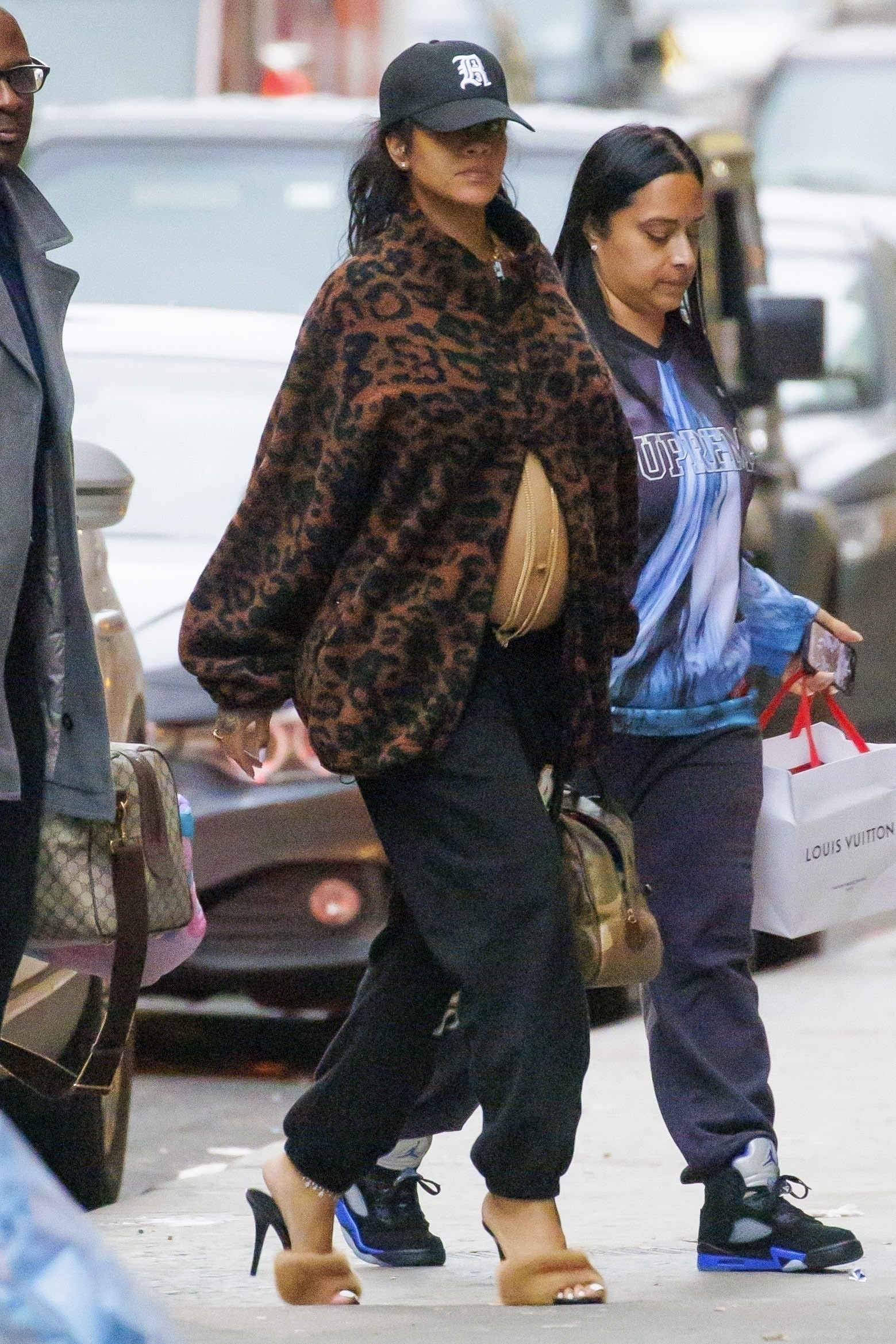 Rihanna passeia em NY (Foto: The Grosby Group)