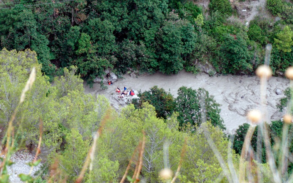 Equipe de resgate trabalha no curso de água Raganello, no Parque Nacional Pollino, em Calábria, na Itália, na segunda-feira (20), após uma inundação repentina que matou ao menos oito pessoas (Foto: Francesco Capitaneo/ANSA via AP)