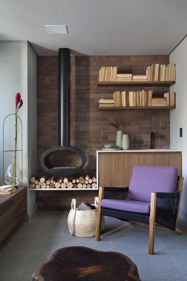 Apê de 150 m² tem décor com muita madeira e design assinado  (Foto: FOTOS DENILSON MACHADO)