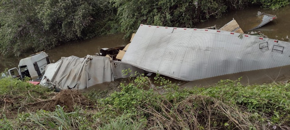 Caminhão caiu em riacho na cidade de Campo Maior, no Piauí — Foto: Divulgação
