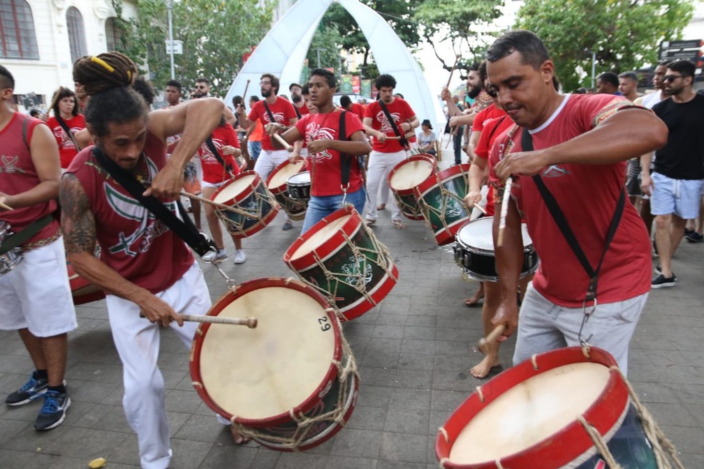 Tambores também participaram de prévia, neste domingo (5), no Bairro do Recife  — Foto: Marlon Costa/Pernambuco Press