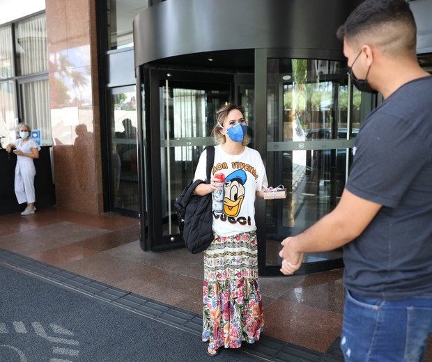 Tata Werneck é fotografada em saída de hotel em SP (Foto: Lucas Ramos/AgNews)