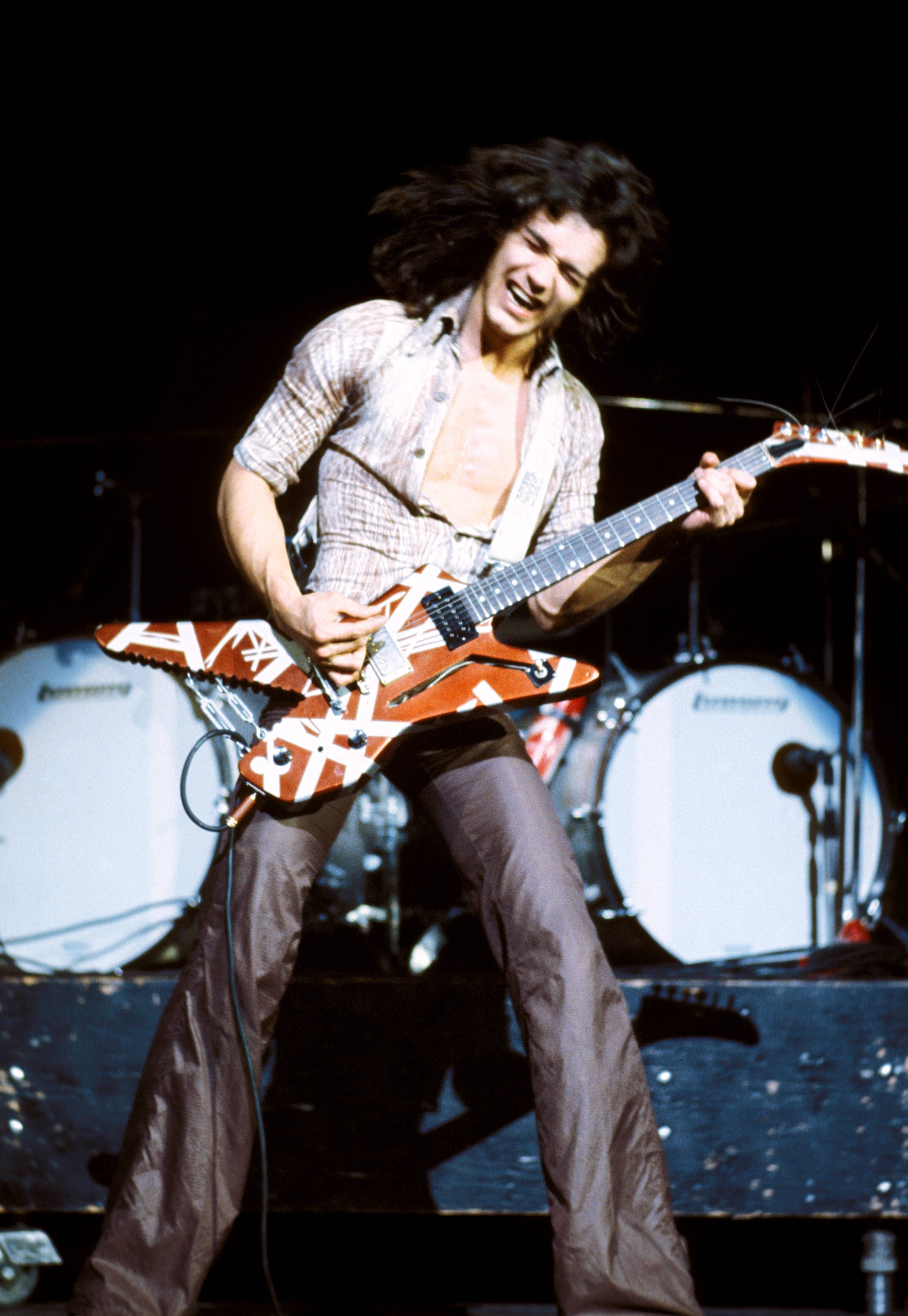 O músico Eddie Van Halen em show do Van Halen no ano de 1978 (Foto: Getty Images)