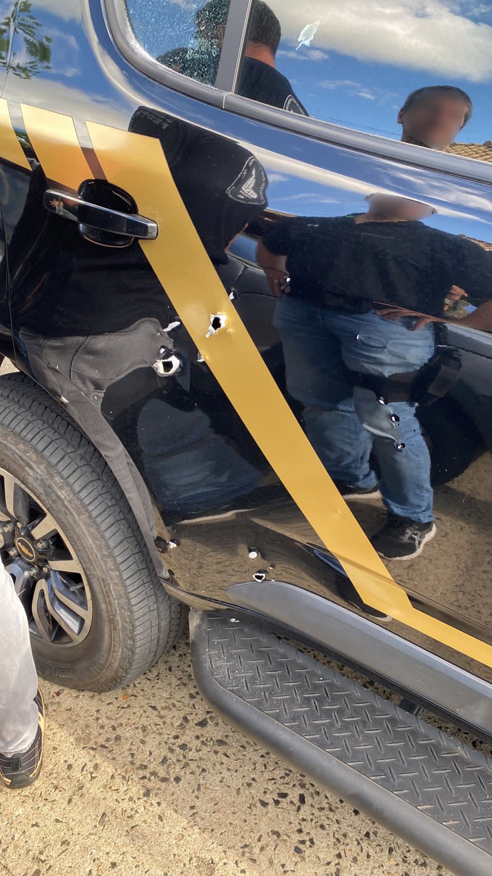 Carro da Polícia Federal atingido por tiros de fuzil  — Foto: Reprodução 