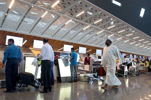 Mulheres foram retiradas de seu voo da Qatar Airways, no Aeroporto Internacional de Hamad, e revistadas à força (Foto: AFP/Getty/Reprodução Metro)