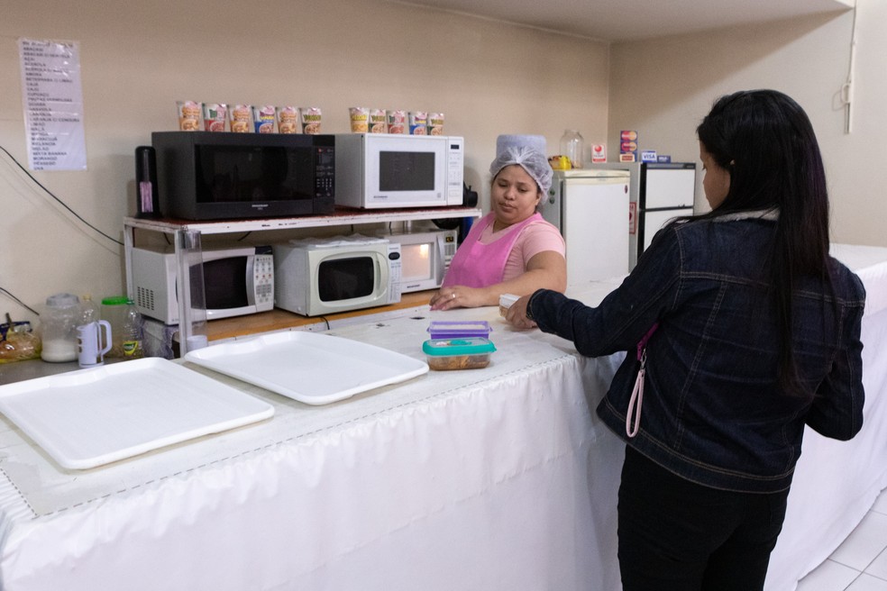 No Centro de SP, lanchonete cobra R$ 2,50 para esquentar marmitas na hora do almoço — Foto: Marcelo Brandt/G1
