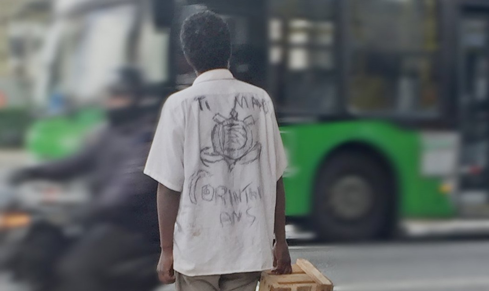 Foto de senhor com camisa improvisada do Corinthians viraliza; veja
