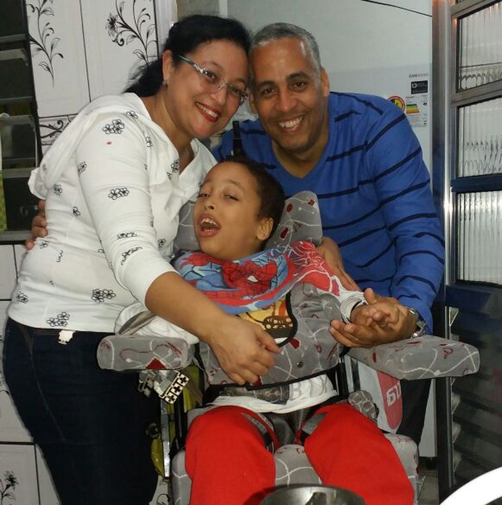 Família tenta manter qualidade de vida para filho com paralisia cerebral — Foto: Arquivo Pessoal/Elidia de Oliveira