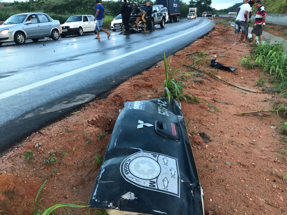 Partes da viatura ficaram espalhadas pr&oacute;ximo ao local da colis&atilde;o (Foto: H&iacute;gor Silva/4O Graus)