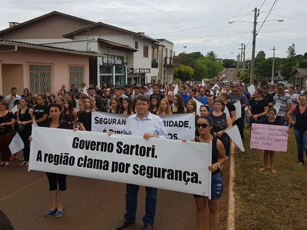 Protesto em Maximiliano de Almeia reuniu cerca de  pessoas, conforme Brigada Militar (Foto: Cláudia Alessi/RBS TV)