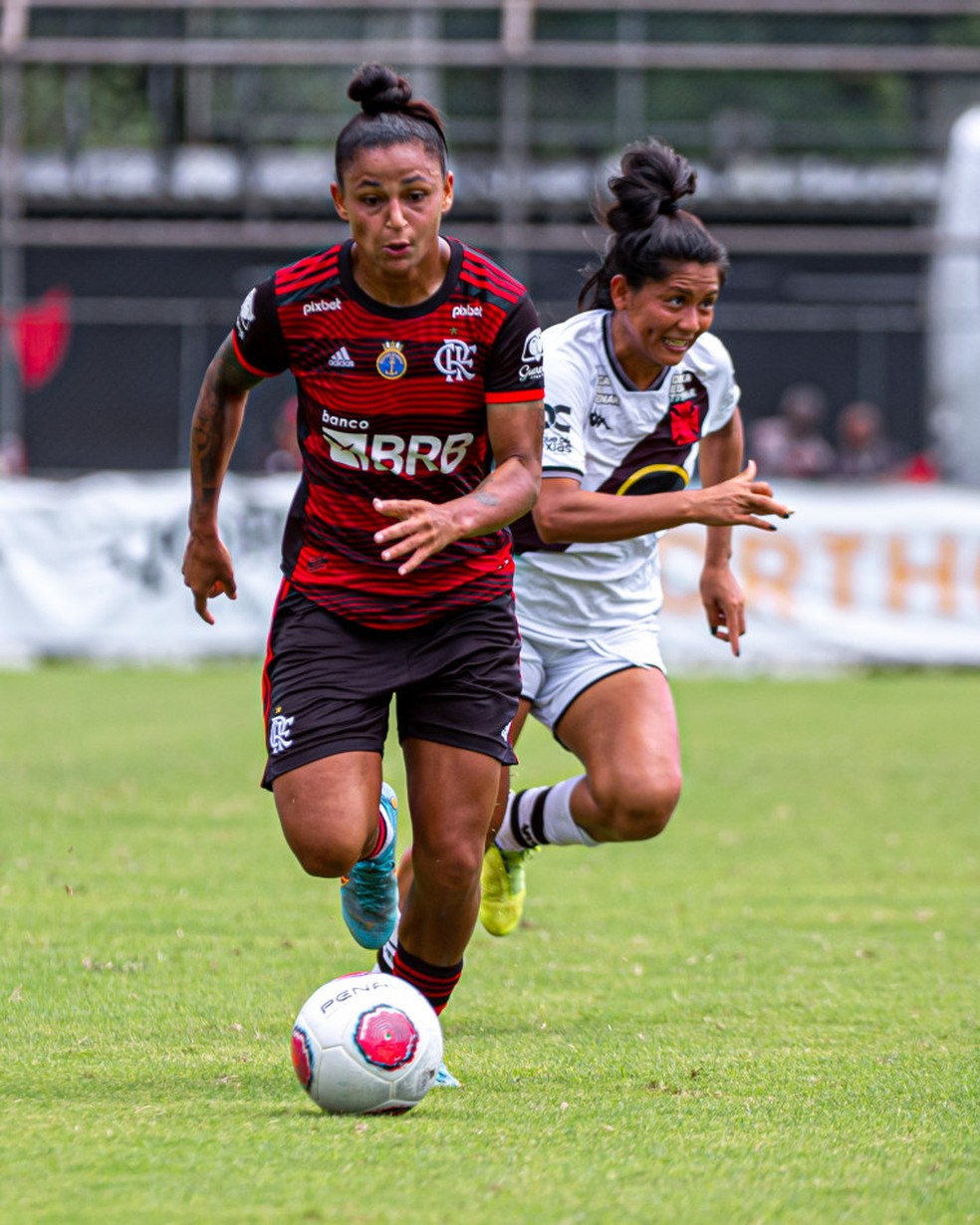 Pimenta carrega a bola no cl&aacute;ssico contra o Vasco: Flamengo venceu por 3 a 0 &mdash; Foto: Paula Reis / Flamengo
