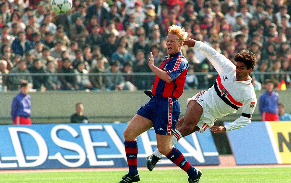 Raí em lance com Koeman no Mundial de Clubes de 1992 (Foto: Agência AFP)