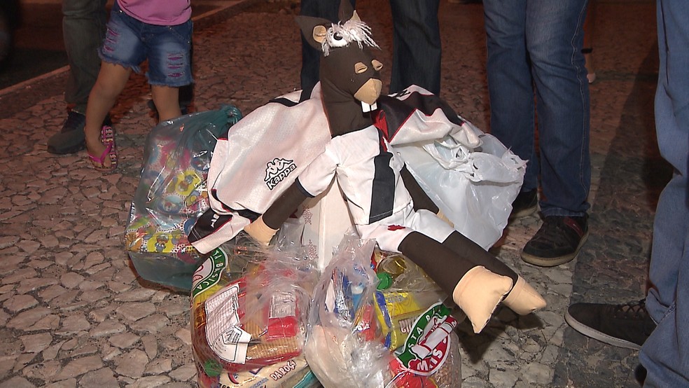 Além da camisa do Vasco, pedinte recebeu alimentos também (Foto: Reprodução/TV Cabo Branco)