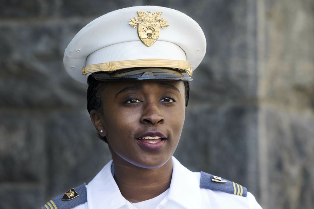 A formanda Stephanie Riley vai para o Corpo de Sinais do exército americano. — Foto: Mark Lennihan/AP