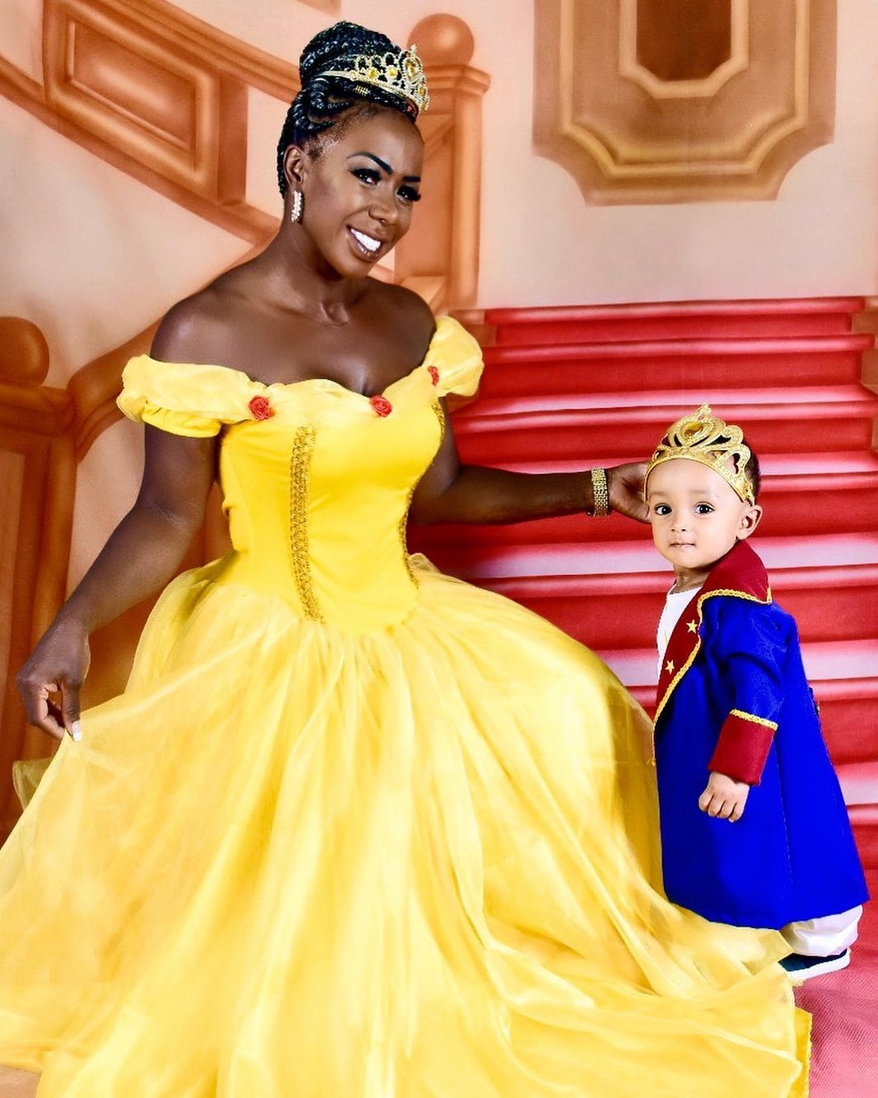 Ad&eacute;lia posa com o pequeno Alexandre, de um ano &mdash; Foto: Reprodu&ccedil;&atilde;o / Instagram