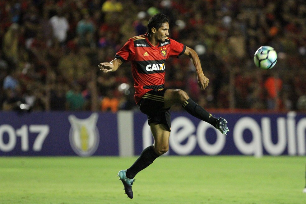 Durval virou ídolo do Sport: foram 472 jogos e 33 gols. Foi o último clube que ele representou em campo — Foto: Marlon Costa/Pernambuco Press