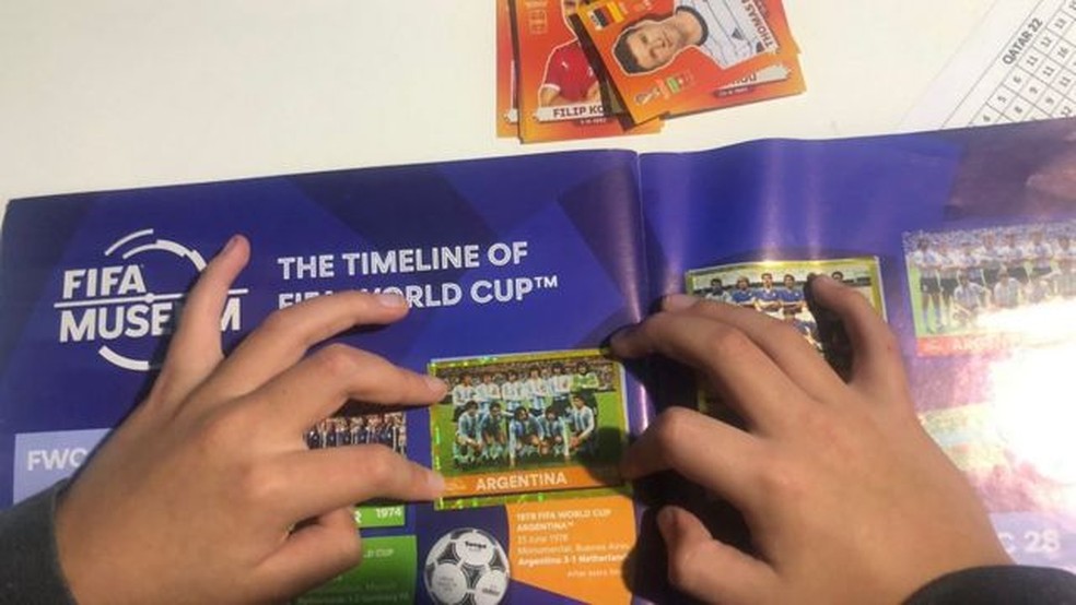 Garoto cola figurinha especial da Argentina campeã da copa do mundo de 1978 — Foto: GENTILEZA ABRAHAM CONDORI/via BBC
