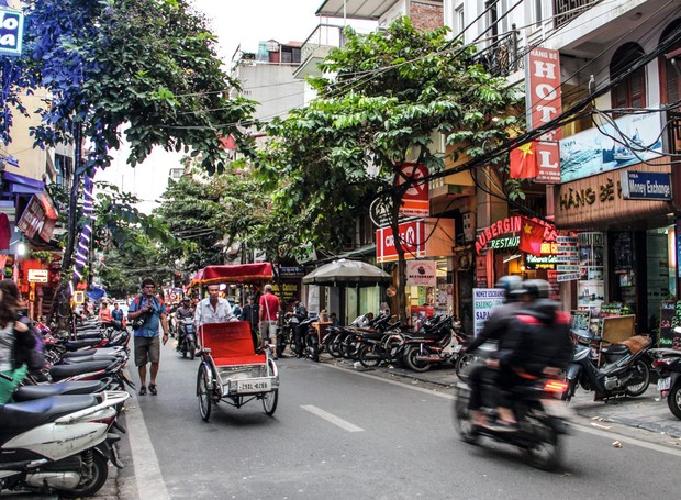 Motos e tuk-tuks (os táxis de bicicleta) pelas ruas estreitas e labirínticas do Old Quarter de Hanói: passagem obrigatória para conhecer a alma do país (Foto: Fernando Brito / Editora Globo)