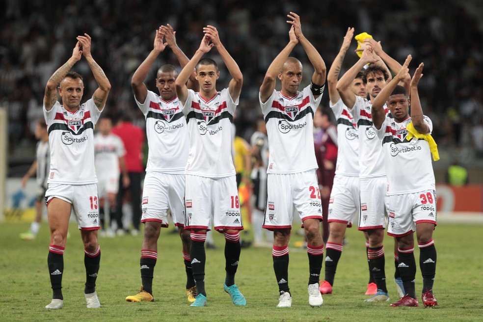 Jogadores do São Paulo agradecem o apoio dos torcedores no Mineirão — Foto: Rubens Chiri/Saopaulofc.net