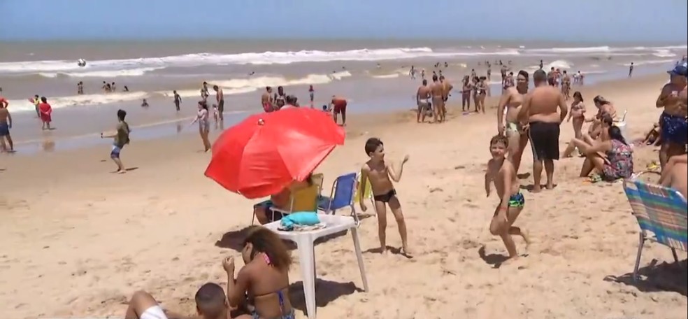 A praia de Grussaí, em São João da Barra, fica lotada no verão, sendo um dos destinos mais procuradores de moradores de cidades vizinhas — Foto: Reprodução / Inter TV