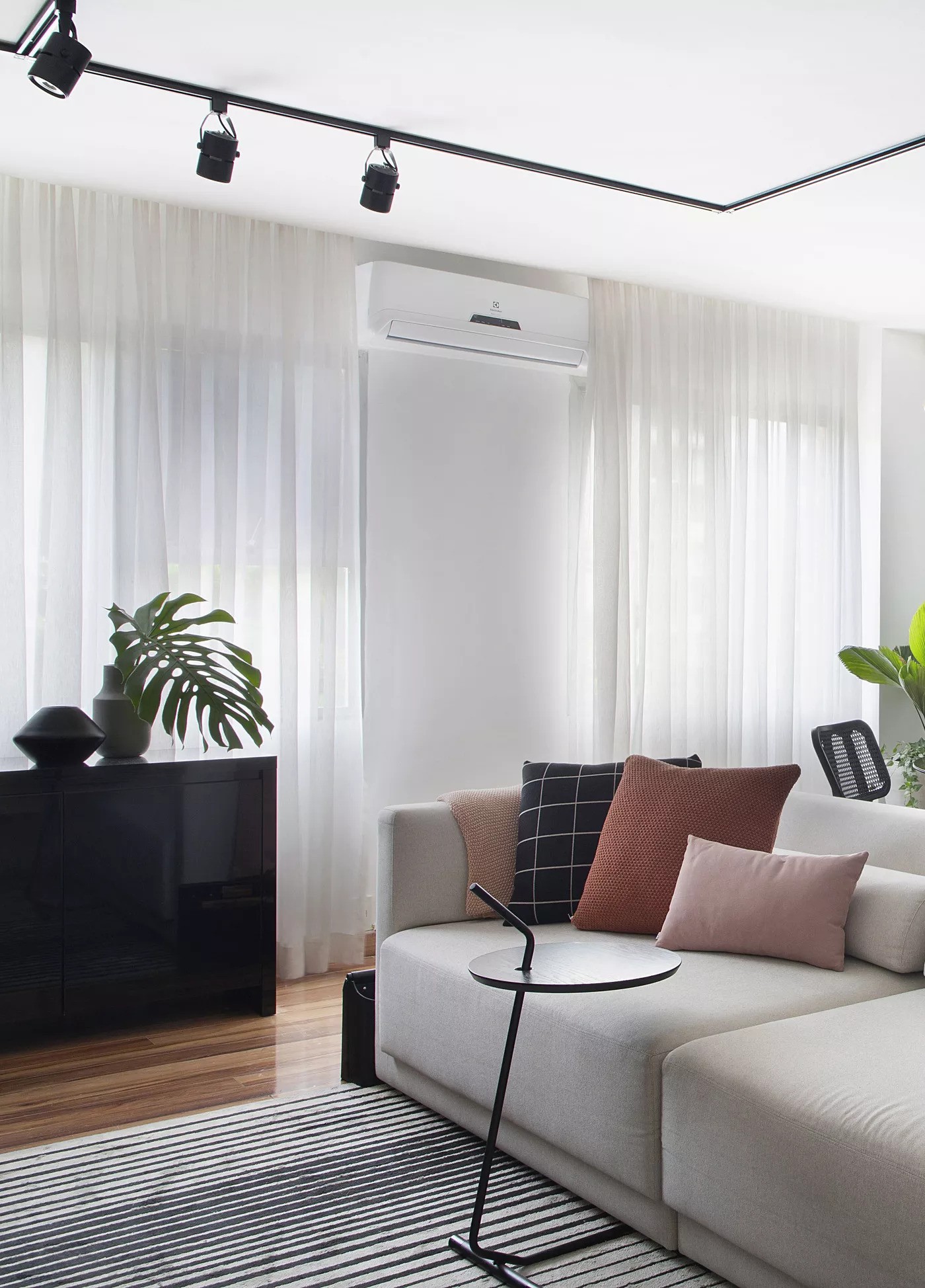 Decoração da sala de estar: saiba qual é a proporção correta dos itens do ambiente (Foto: Denilson Machado/ MCA Estúdio)