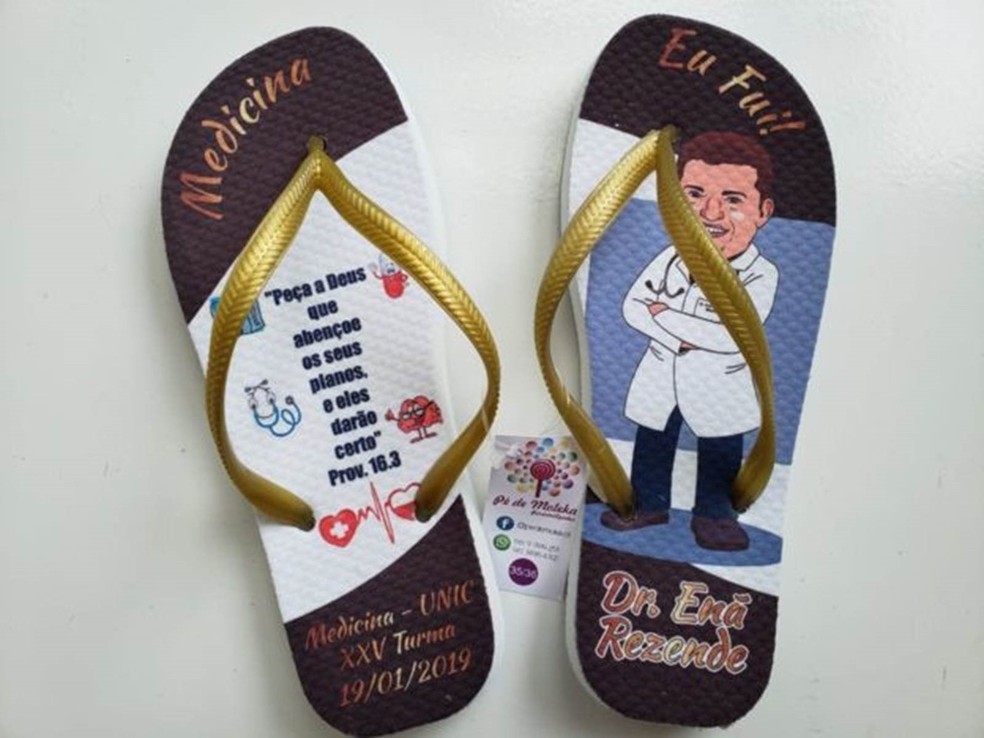 A famlia de En customizou itens, como chinelos, para homenagear o jovem nos eventos de formatura — Foto: Arquivo pessoal