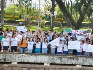 Aproximadamente 800 crianças "abraçaram" o rio Tietê (Foto: Divulgação/ Prefeitura Salto)