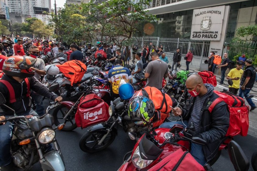 Motoboys se reunem em frente à Câmara Municipal de São Paulo. — Foto: Celso Tavares/G1