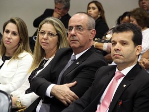 Durante a sessão em que foi promovido, o juiz Arthur Neiva acompanhou os trabalhos ao lado da família (Foto: Divulgação/ TJ-ES)