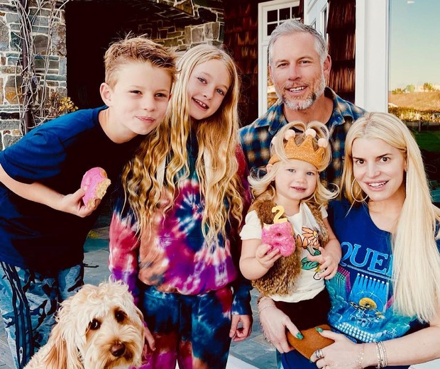 Jessica Simpson e Eric Johnson com os três filhos (Foto: Reprodução/Instagram)