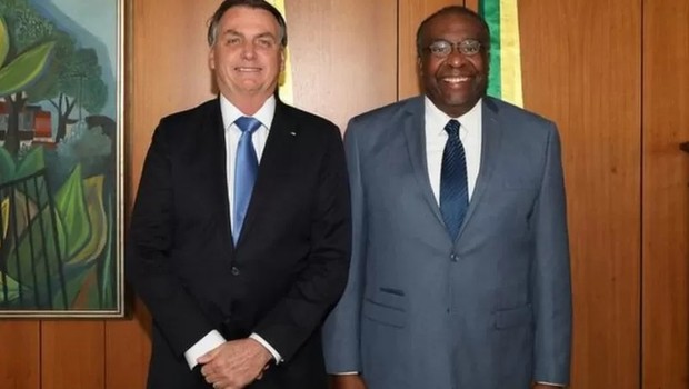 Jair Bolsonaro ao lado de Carlos Decotelli, que ficou apenas cinco dias no cargo (Foto: PALÁCIO DO PLANALTO via BBC)