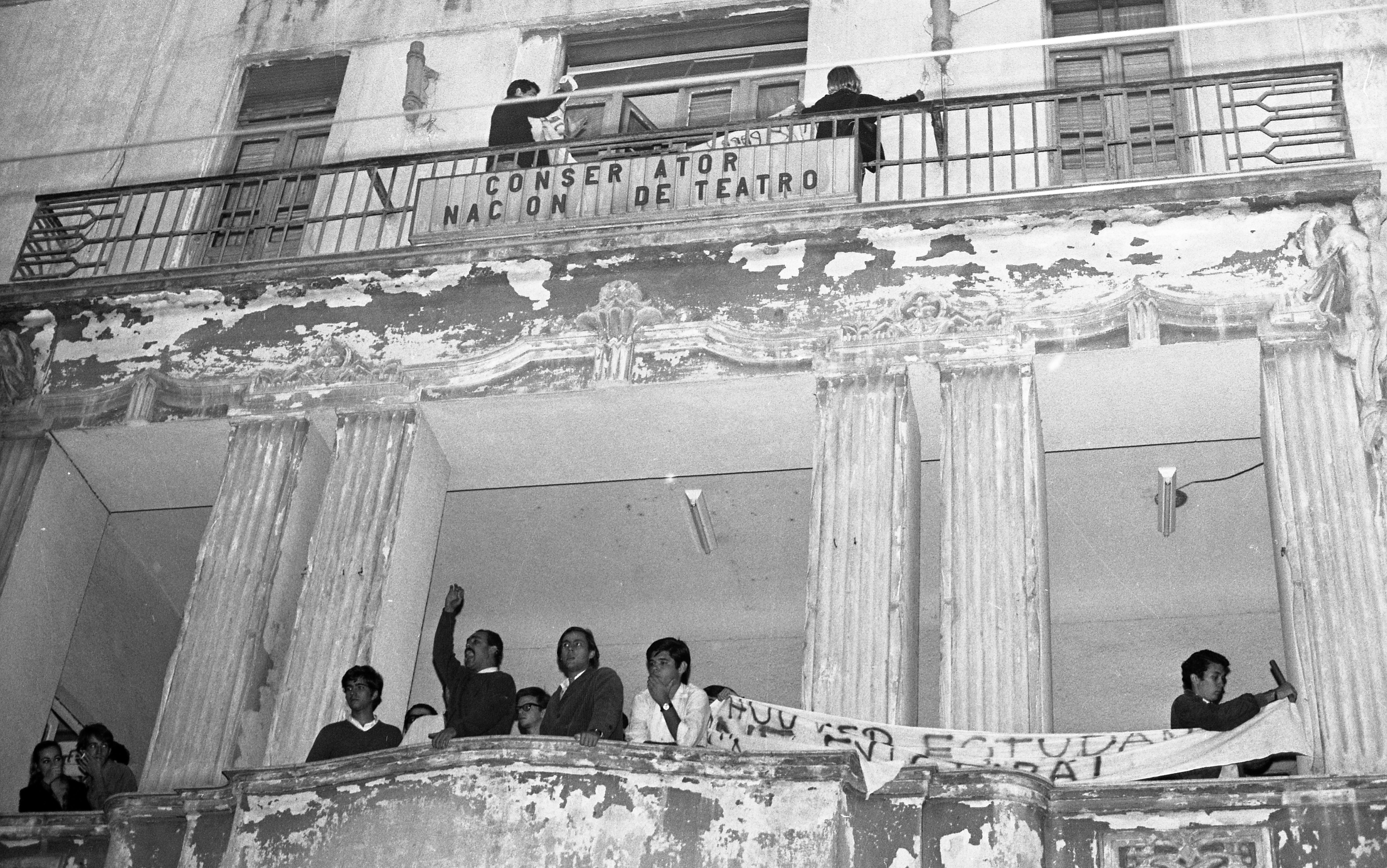 Estudantes fazem discurso durante ocupação da antiga sede da UNE, no Flamengo, no Rio