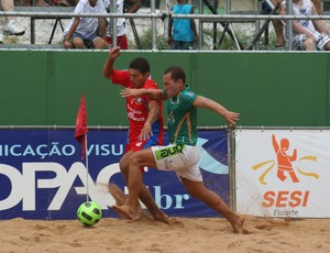 Buru (Cariacica) divide bola com Juninho (vermelho) Estadual de futebol de areia no Espírito Santo (Foto: Pauta Livre)