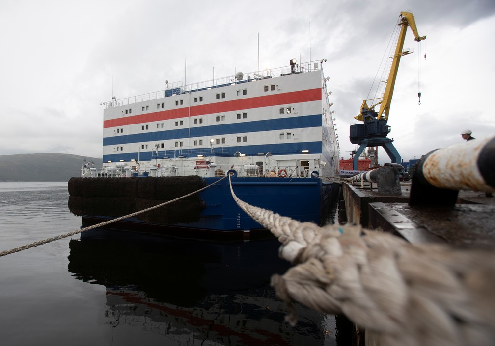 Usina nuclear flutuante está perto de zarpar de Murmansk, na Rússia, para cruzar o Ártico — Foto: Maxim Shemetov/Reuters