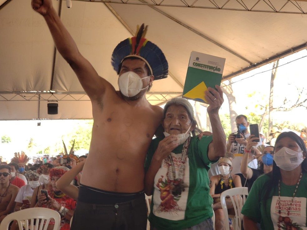 Anciã indígena segura Constituição ecomemora voto do ministro Edson Fachin sobre marco temporal para demarcação de terras — Foto: Mara Puljiz/ G1