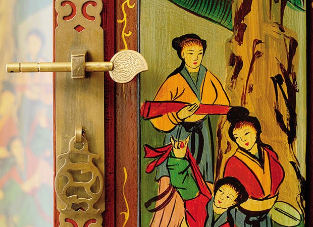 O fecho de latão, com dois arcos e trava transversal, caracteriza este móvel étnico, assim como a pintura delicada, que representa o cotidiano de um povo da China (Foto: Casa e Jardim)