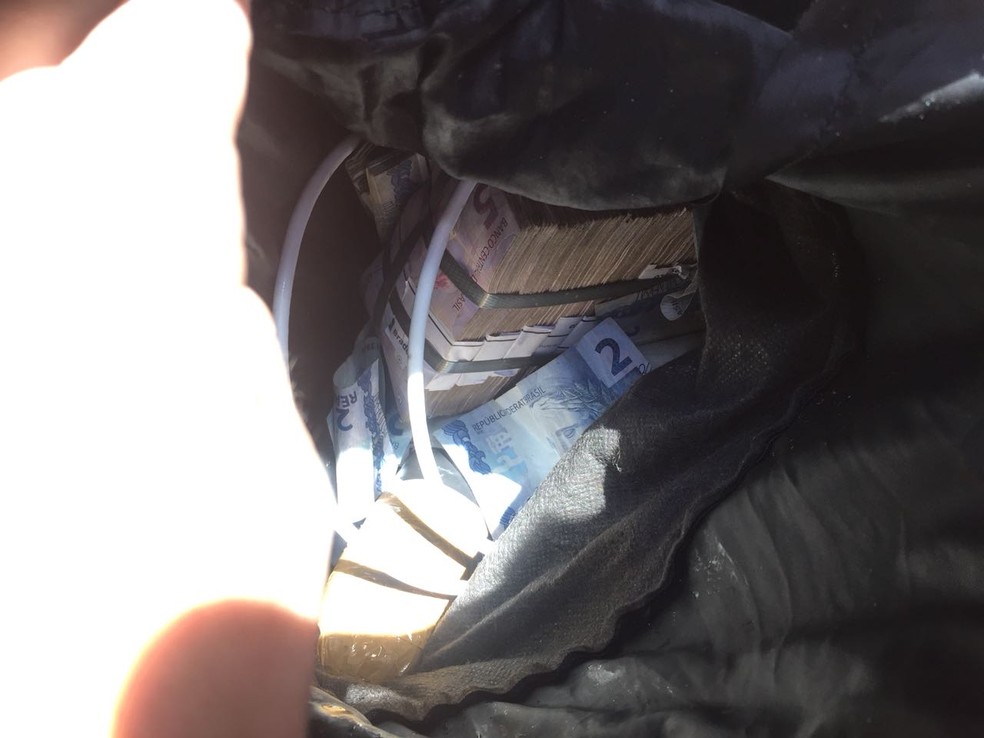 Malote com dinheiro foi apreendido pela polÃ­cia apÃ³s fuga dos bandidos em CubatÃ£o, SP (Foto: G1 Santos)