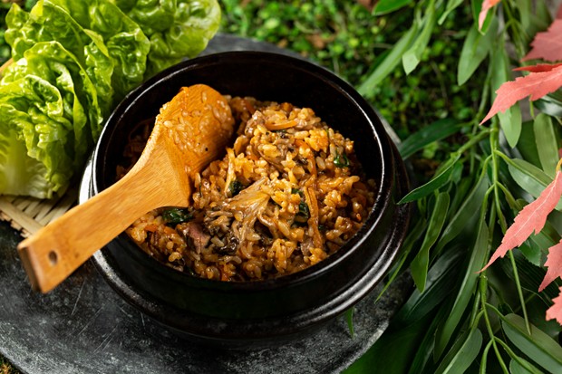 Receita de Bibimbap, prato coreano que leva arroz, broto de feijão, shimeji, filé mignon e ovo caipira (Foto: Divulgação/Rodrigo Azevedo)