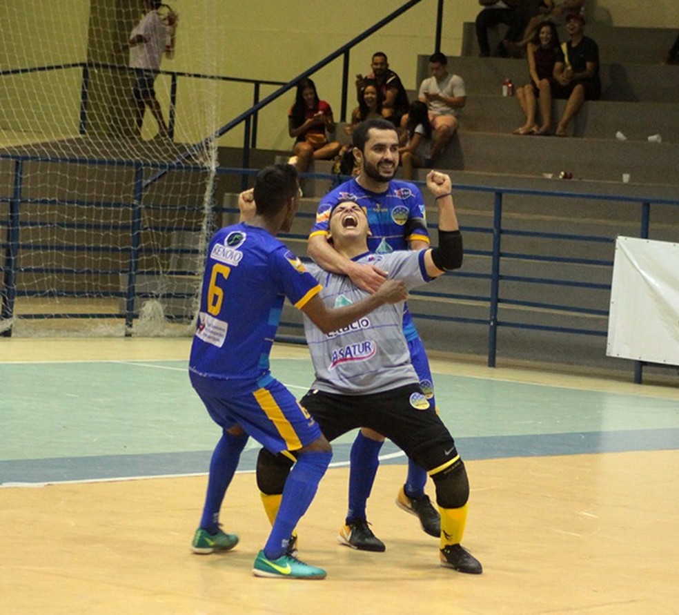 Goleiro Italo Sousa marca dois gols na vitória do Constelação diante do Vivaz (Foto: Reynesson Damasceno/Constelação F.C.)