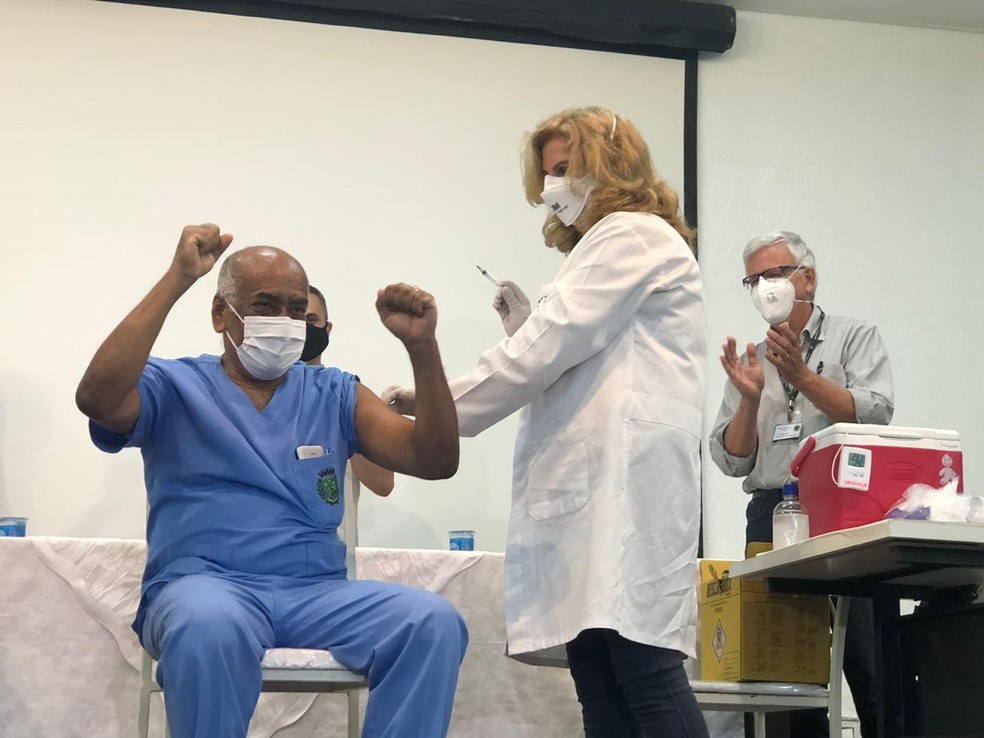 Bauru recebe primeiro lote com doses da vacina contra Covid-19 e tem primeiro vacinado, José Luiz Costa Magalhães — Foto: Fábio Linhares/TV TEM