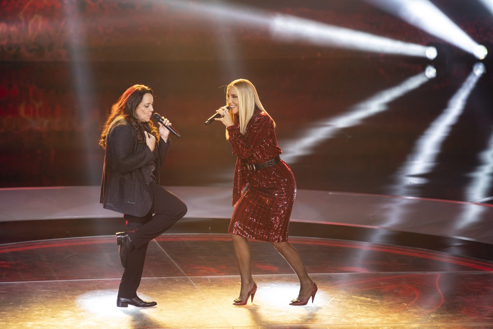 Ana Carolina e Ivete Sangalo no 'The Masked Singer Brasil' — Foto: Globo