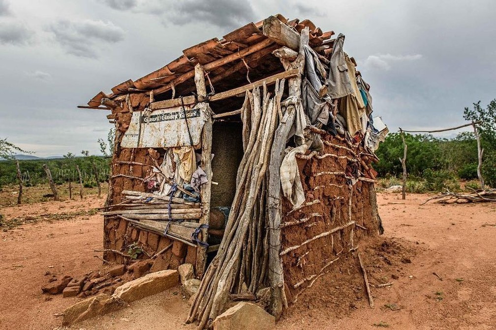 Casa de taipa de pessoa beneficiada pelo projeto  — Foto: Reprodução/Instagram